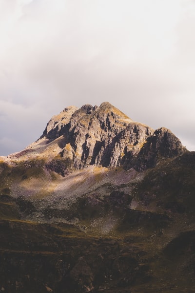 阴天褐青山